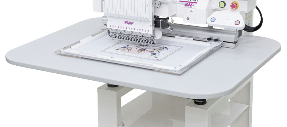 embroidery machine with wide sewing area